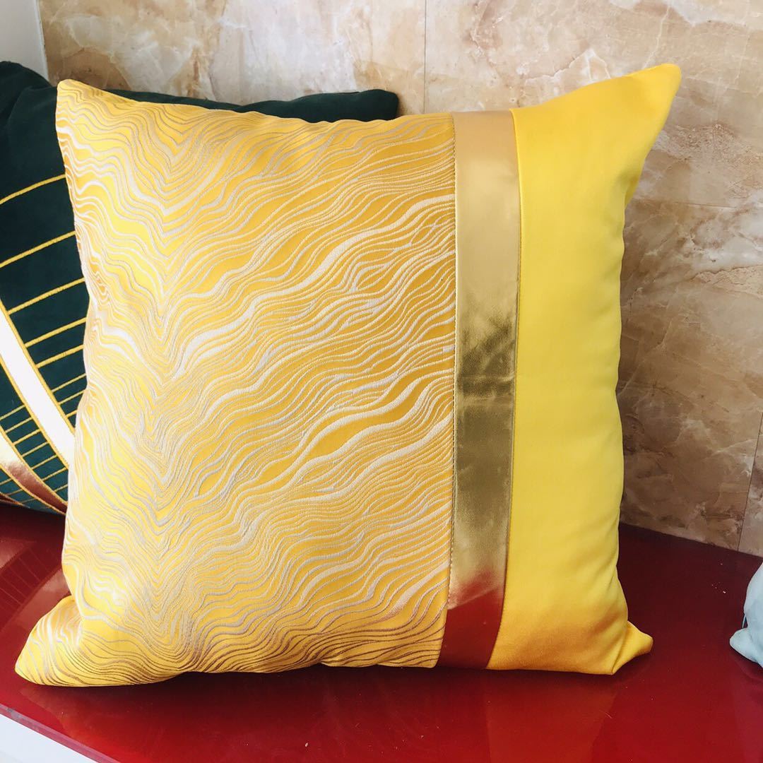 Goldgeprägte Kissenbezüge - elegante Wohnaccessoires