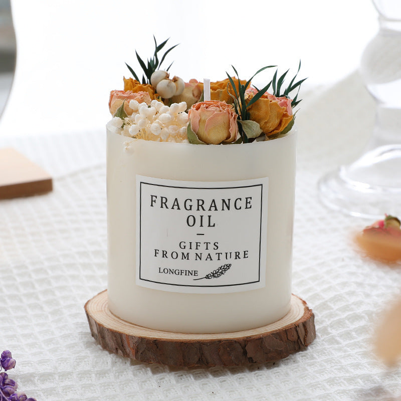 Geschenkbox mit Trockenblumen-Kerze und Holzbasis