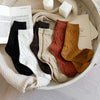 Detailansicht der gemusterten Wollsocken für Damen