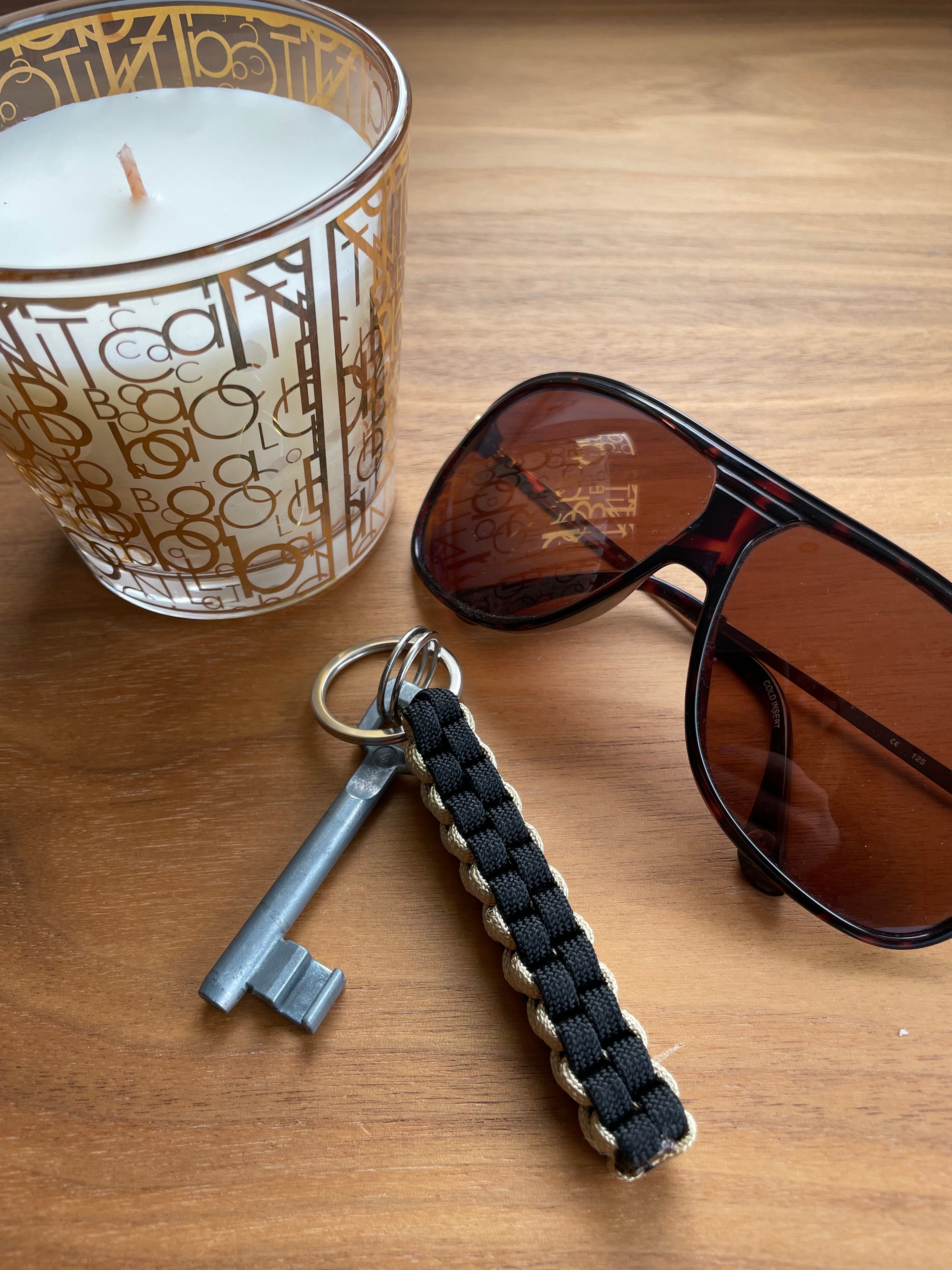 Handgefertigter Paracord Schlüsselanhänger in Schwarz und Gold, 9 cm lang, mit Edelstahl-Schlüsselring