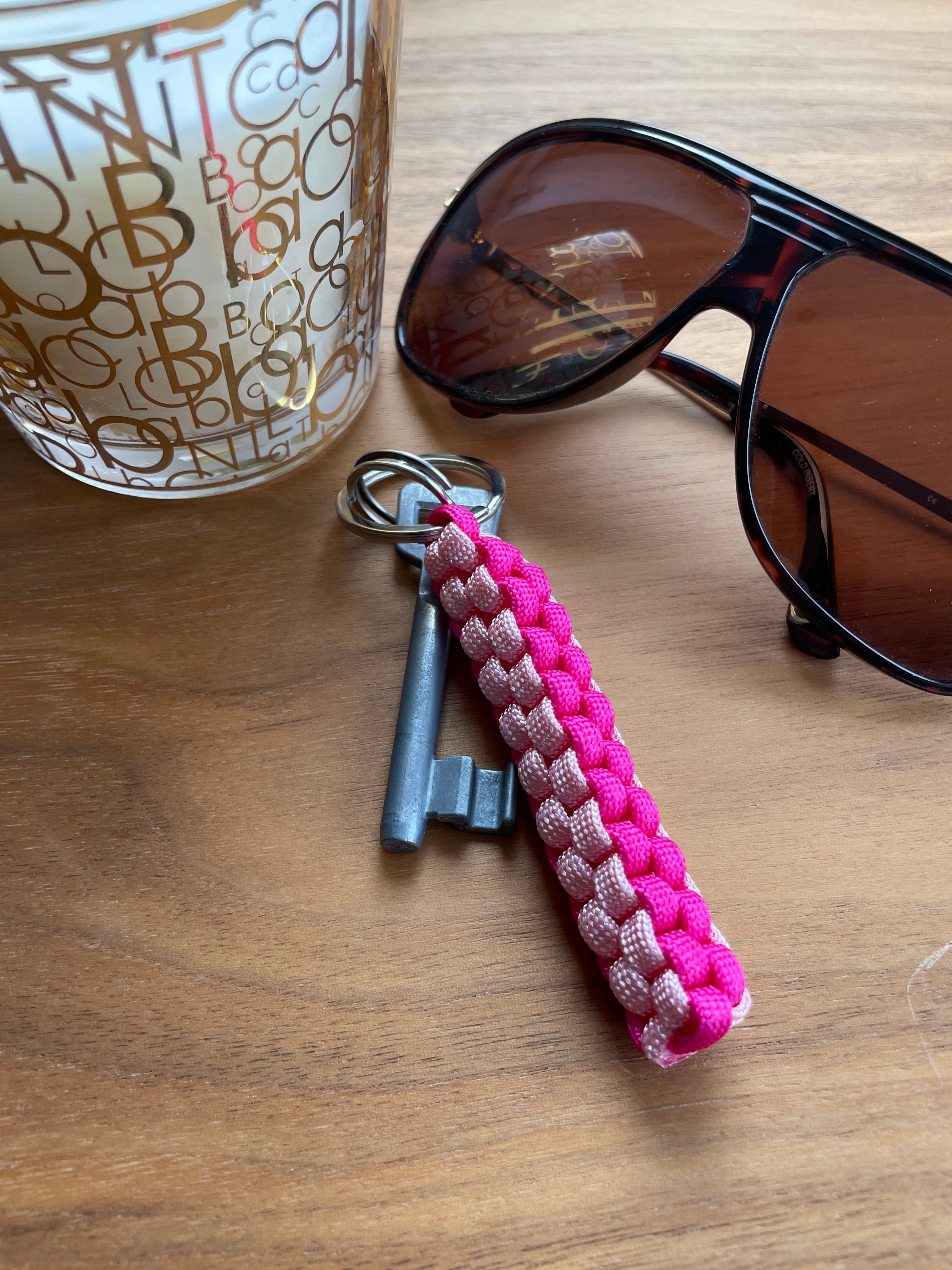 Handgefertigter Paracord Schlüsselanhänger in Pink und Rosa, 9 cm lang, mit Edelstahl-Schlüsselring