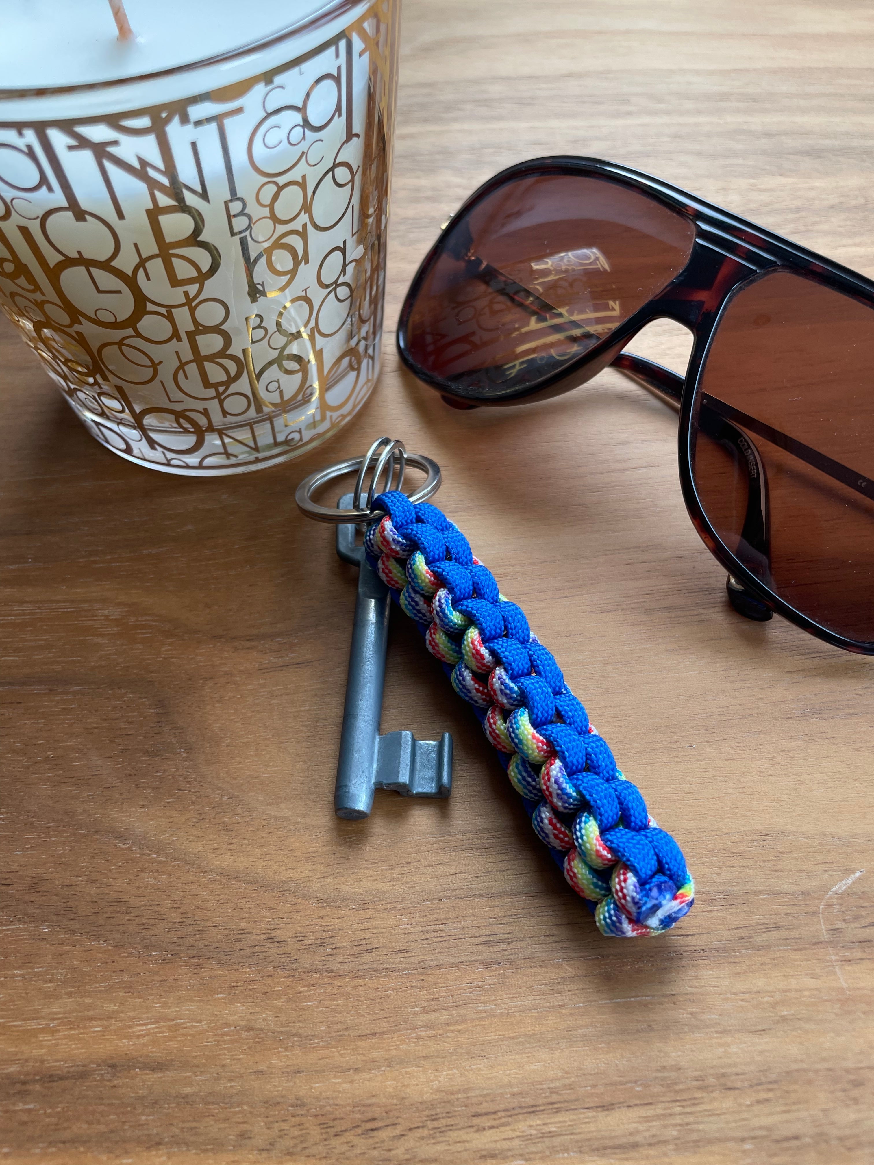 Handgefertigter Paracord Schlüsselanhänger in Blau und Bunt, 9 cm lang, mit Edelstahl-Schlüsselring