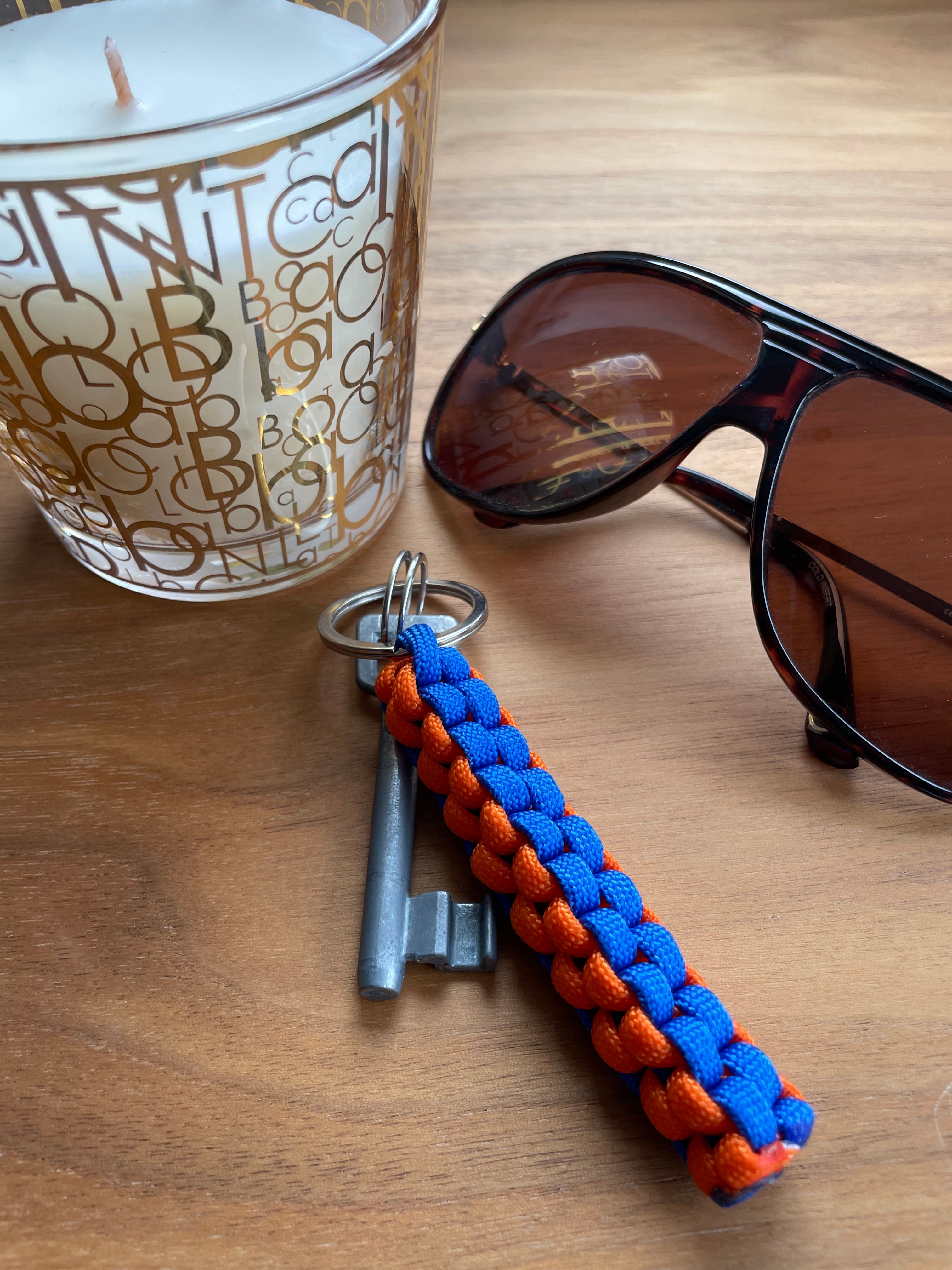 Handgefertigter Paracord Schlüsselanhänger in Orange und Blau, 9 cm lang, mit Edelstahl-Schlüsselring