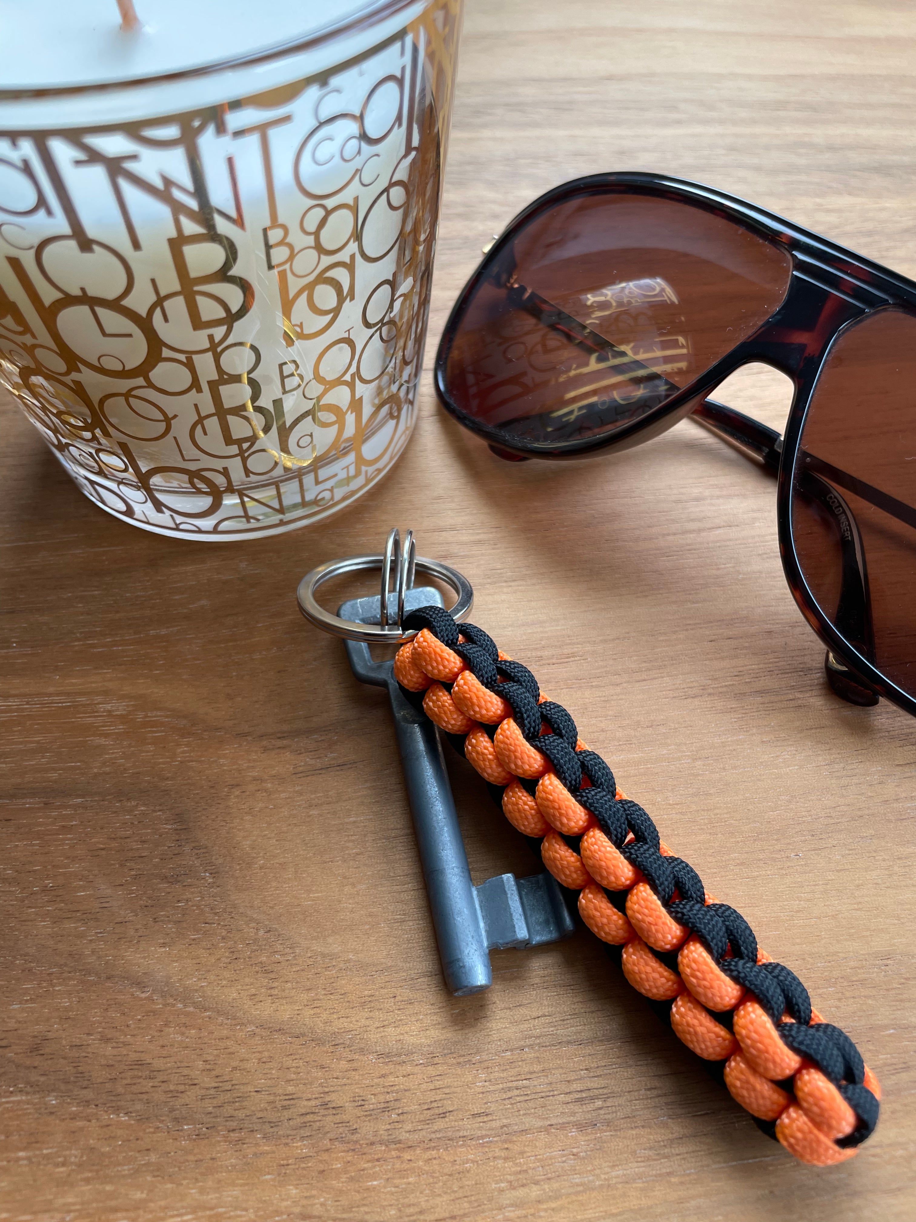 Handgefertigter Paracord Schlüsselanhänger in Orange und Schwarz, 9 cm lang, mit Edelstahl-Schlüsselring