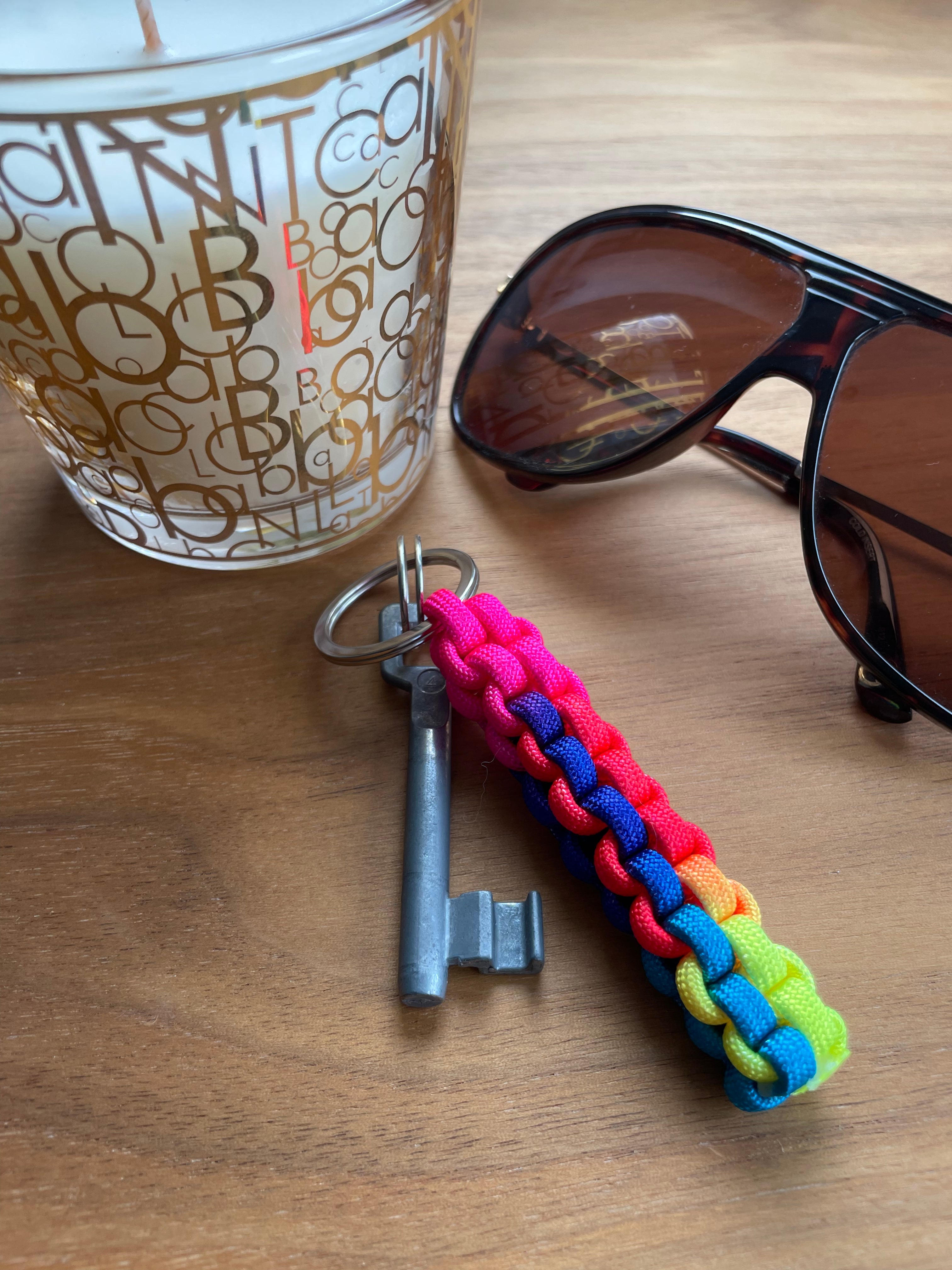 Handgefertigter Paracord Schlüsselanhänger in Bunt, 9 cm lang, mit Edelstahl-Schlüsselring