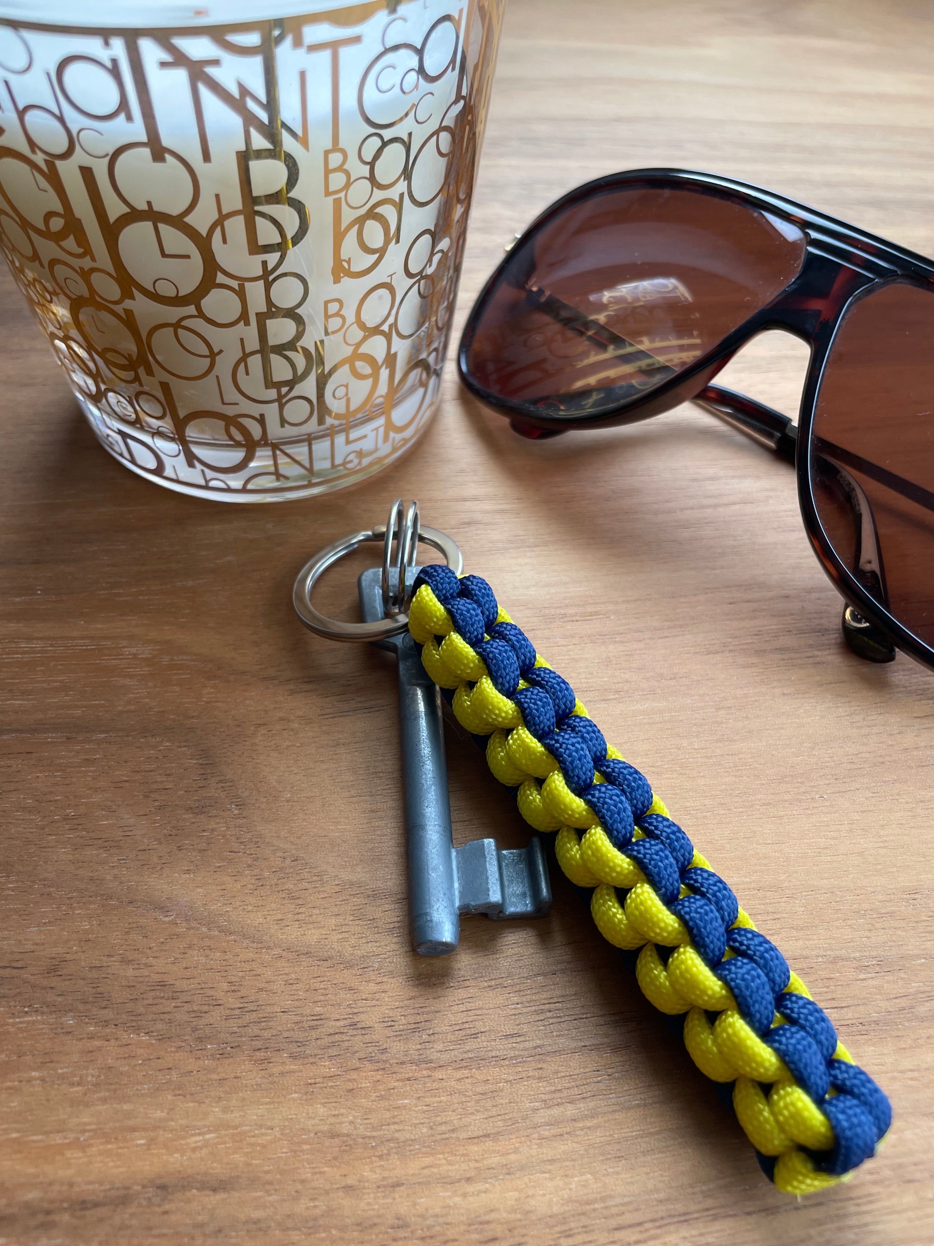 Handgefertigter Paracord Schlüsselanhänger in Gelb und Blau, 9 cm lang, mit Edelstahl-Schlüsselring