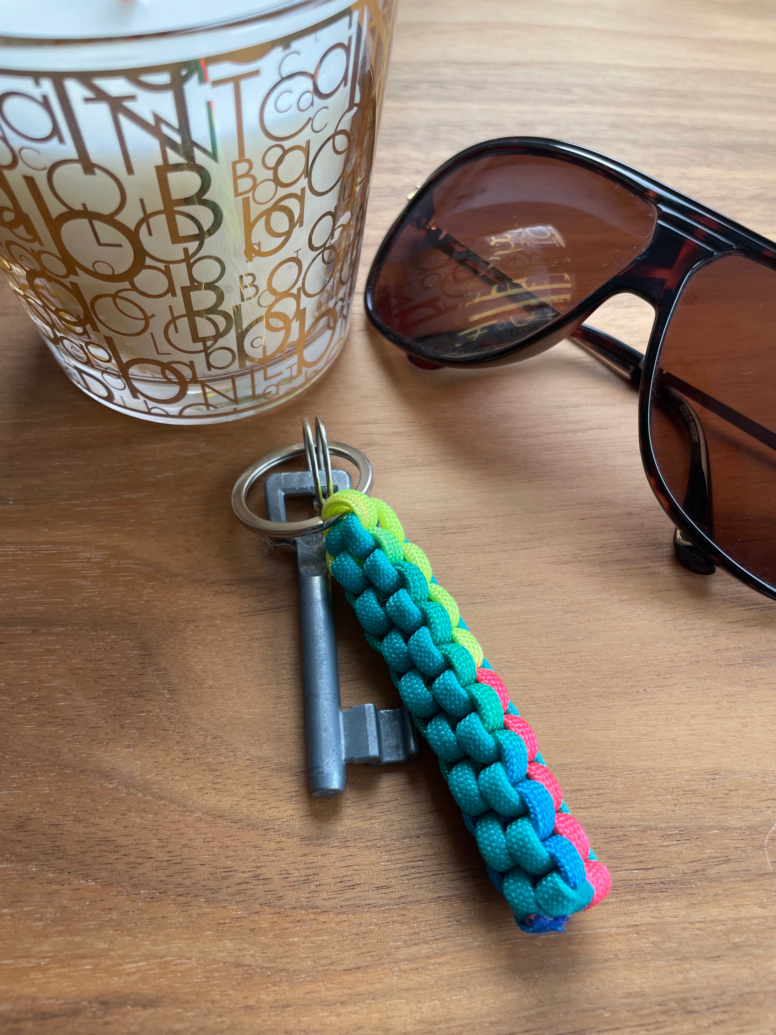 Handgefertigter Paracord Schlüsselanhänger in Grün und Bunt, 9 cm lang, mit Edelstahl-Schlüsselring