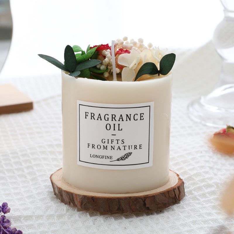 Aromakerze mit Trockenblumen - Nahaufnahme der Blüten