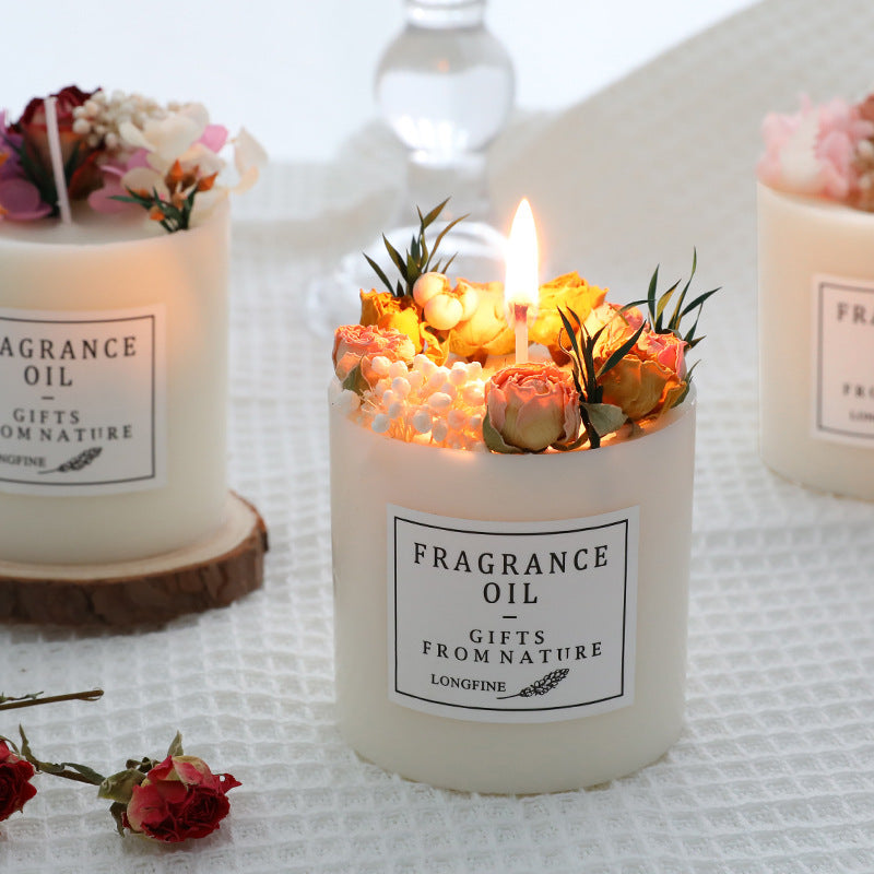 Romantische Kerze mit echten Trockenblumen - dekorative Aromakerze